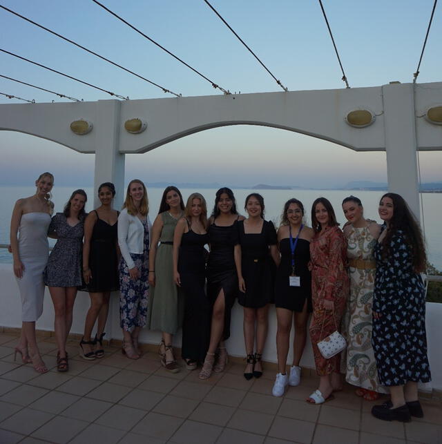 La peruana y sus compañeras en el Summer School om BioX de Ciencia de Datos, en la Isla de Creta, Grecia. Foto: cortesía de Nicole Caballero   