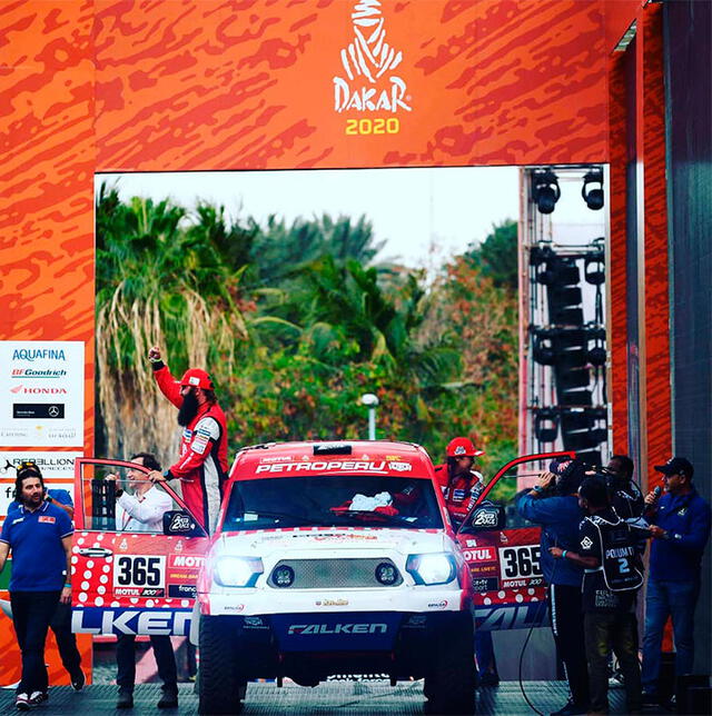 Alonso Carrillo y Fernanda Kanno en la partida simbólica del Dakar 2020 en Arabia Saudita. Foto: Instagram / Alonso Carrillo