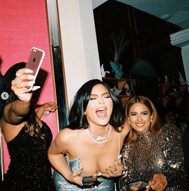 Kylie Jenner se toca los senos para la foto.