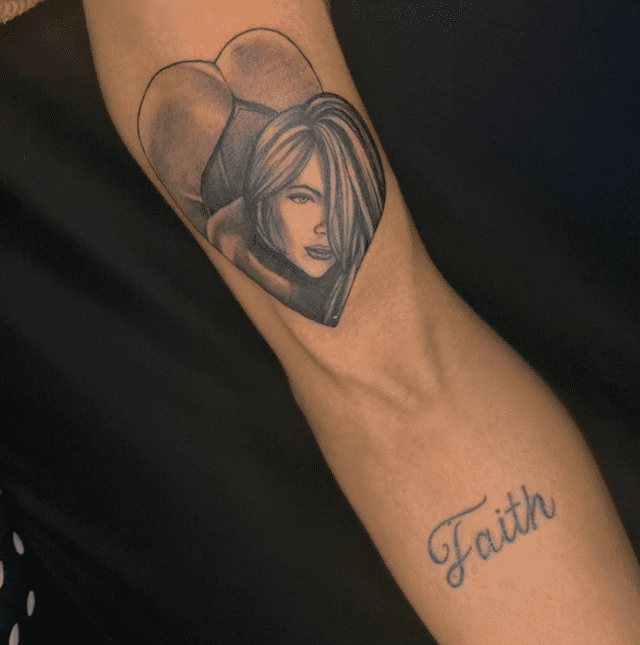 Este es el llamativo tatuaje de Suzy Cortez.