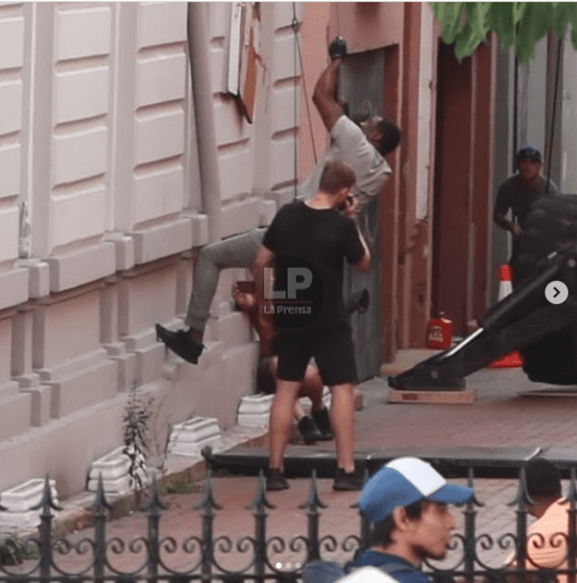 Idris Elba trepando en el edificio Casco Antiguo (Foto: La Prensa)