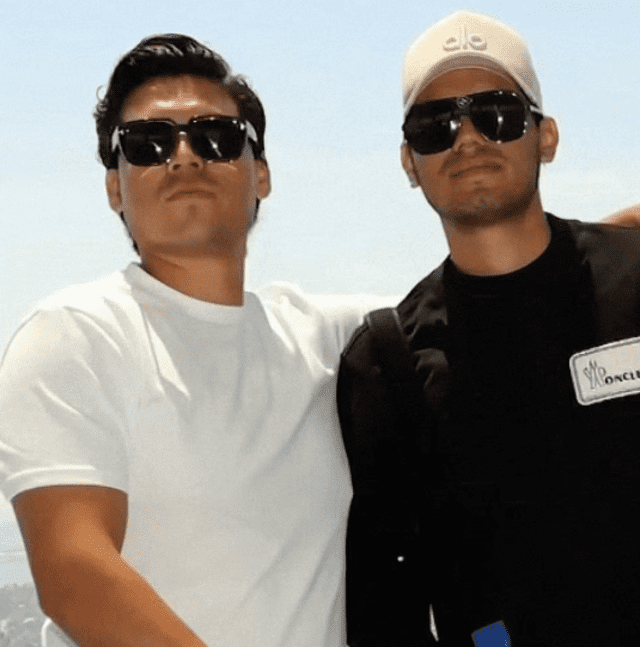  Su hermano, Óscar Alejandro, tiene el permiso de permanencia en EE. UU. vencido, pero está casado con una estadounidense.   