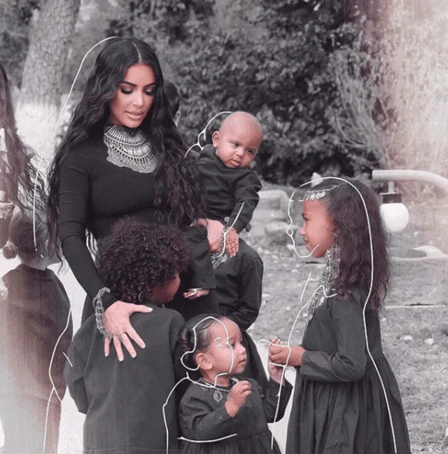 Kim Kardashian usó Photoshop para incluir a su hija en postal navideña.