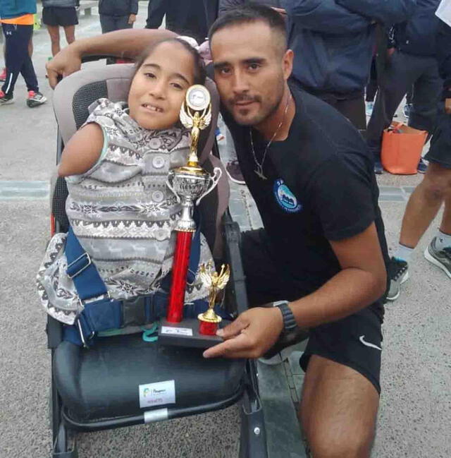 Luz y su padre, Sebastián Inalaf, comenzaron a competir en carreras de atletismo en 2022. Foto: TN/Sebastián Inalaf   