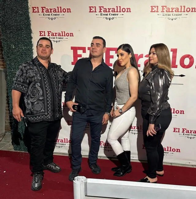 Emma Coronel con los dueños del centro de eventos El Farallon. Foto: @el_farallon_event_cen/Instagram   