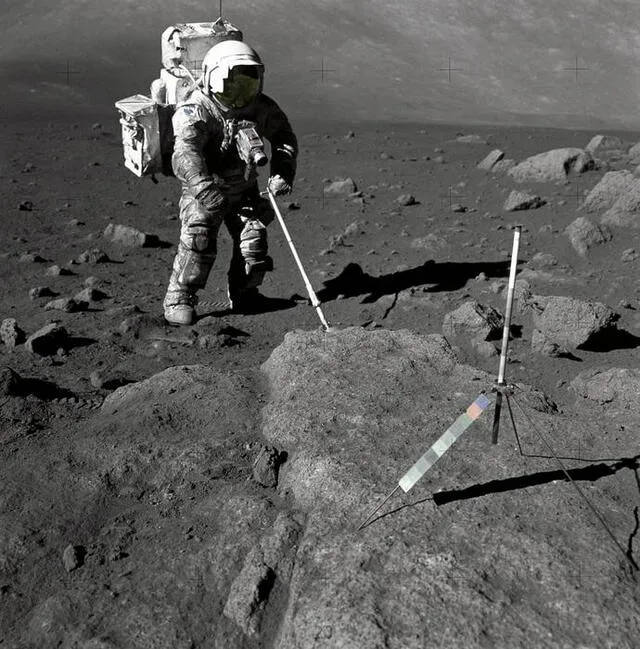  El Apolo 17 fue la última misión de la NASA. En la fotografía, el astronauta Harrison Scmitt recoge muestras de polvo lunar. Foto: NASA   