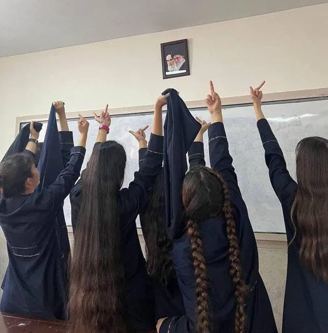 Hartas. Colegialas levantan sus dedos en gesto de rechazo a líderes de Irán. Foto: agencias.