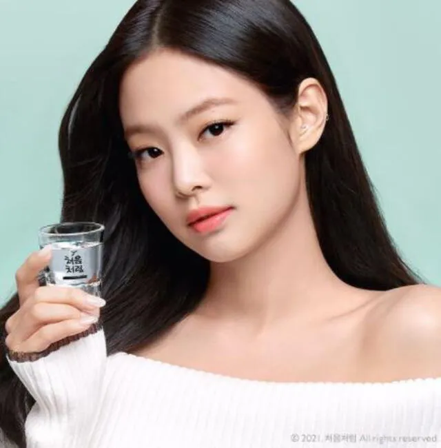 Jennie posando con una copa de soju. Foto: Firstsoju