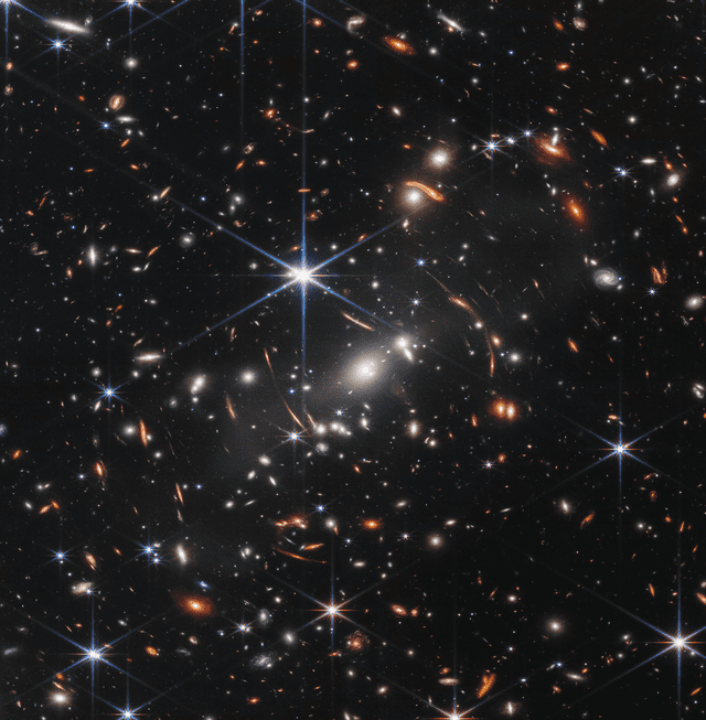 El cúmulo SMACS 0723 está en el centro de la imagen, que exhibe miles de galaxias. Las luces con puntas son estrellas cercanas (en nuestra galaxia). Foto: James Webb / NASA