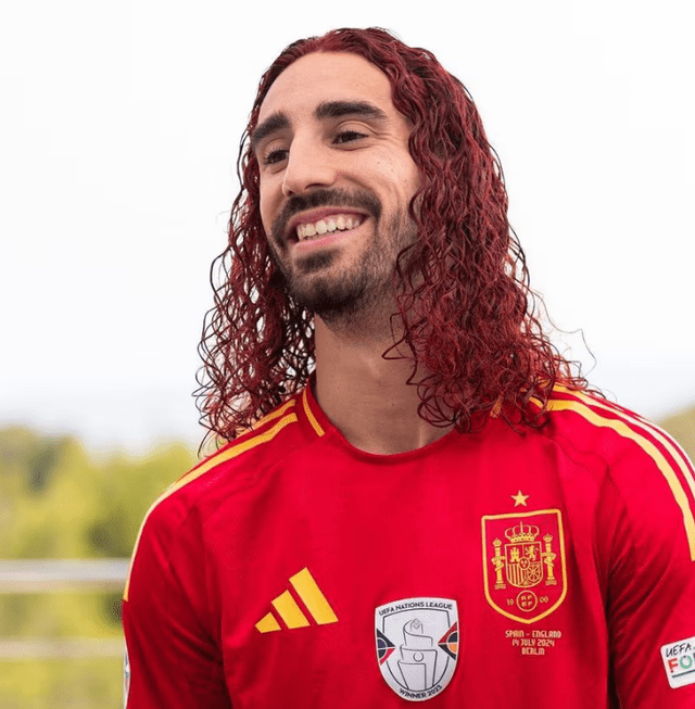 cucurella nuevo look | España