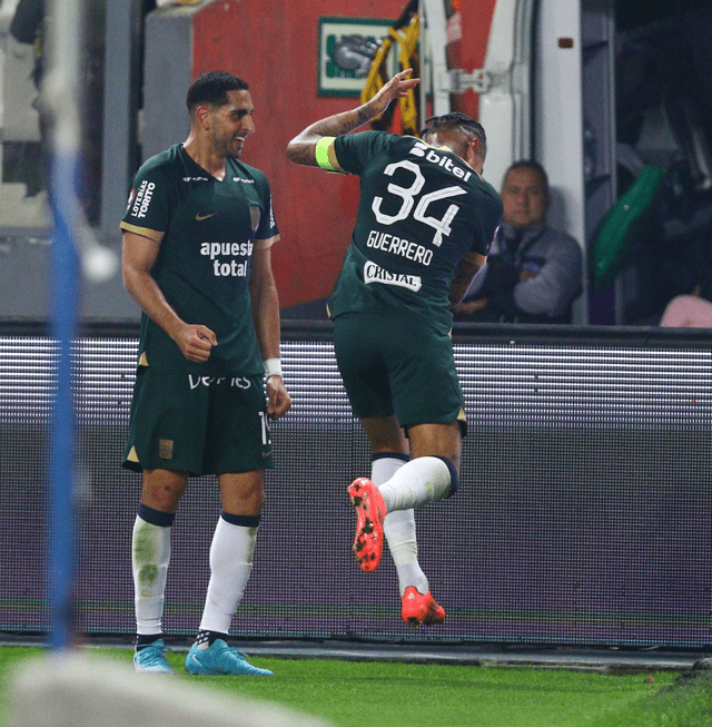 Paolo Guerrero cumplió la promesa que le hizo a Jefferson Farfán y celebró como lo hace en su podcast 'Enfocados'. Foto: Luis Jiménez/La República   