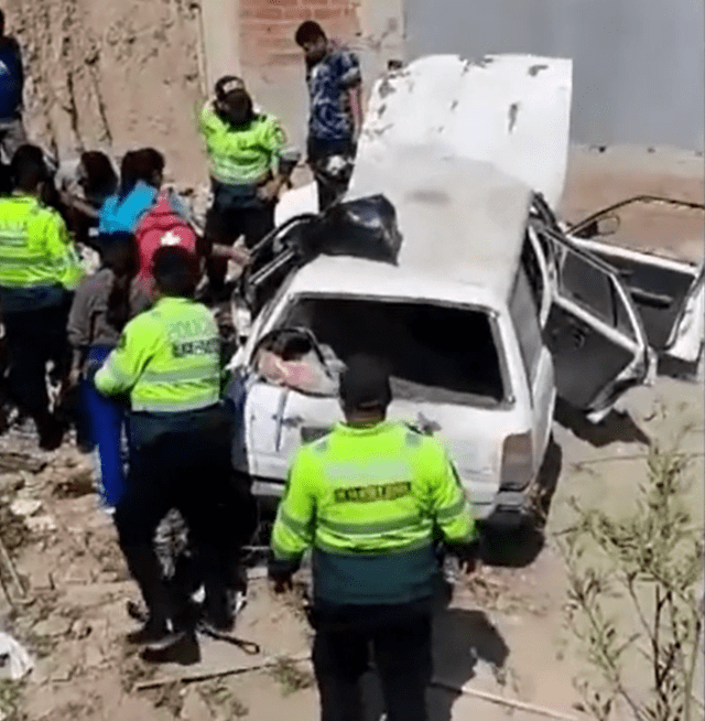 Agentes de la PNP llegaron al lugar para iniciar las investigaciones del caso. Foto: Captura América Noticias   