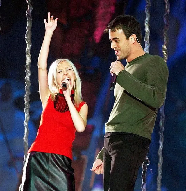 Christina Aguilera y Enrique Iglesias en el Super Bowl, 2000