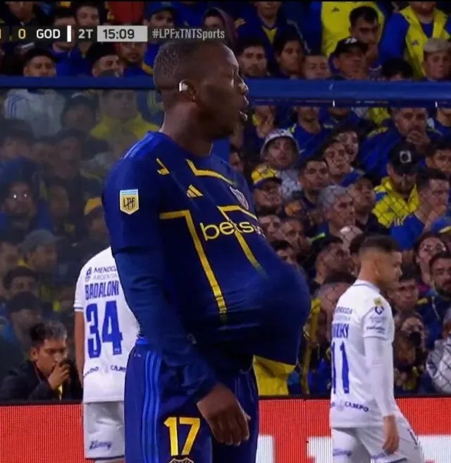 Luis Advíncula escondió el balón debajo de su camiseta. Foto: captura/ESPN   