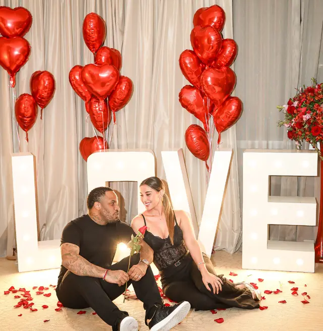 Jefferson Farfán y Xiomy Kanashiro cumplieron un mes más juntos. Foto: Instagram.    