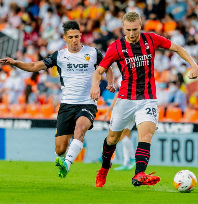 Burlamaqui enfrentando al AC Milan en un amistoso de pretemporada. Foto: Alessandro Burlamaqui twitter