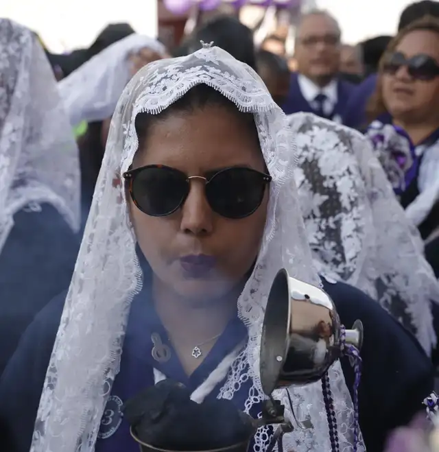 Cada año, las sahumadoras integran nuevas postulantes a sus líneas para que continúen su legado de amo y fe al Cristo de Pachacamilla. Foto: URPI   