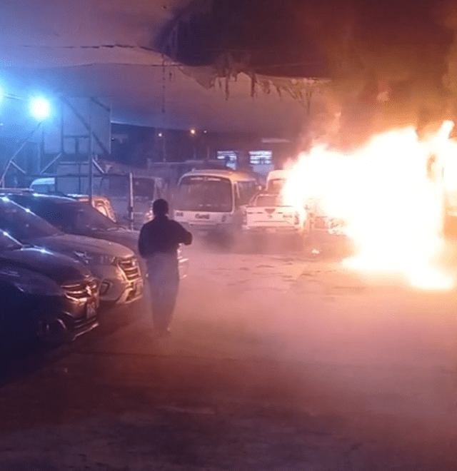 Los demás autos en la cochera no sufrieron daños, pero dueños se llevaron un gran susto. Kevinn García / LR   