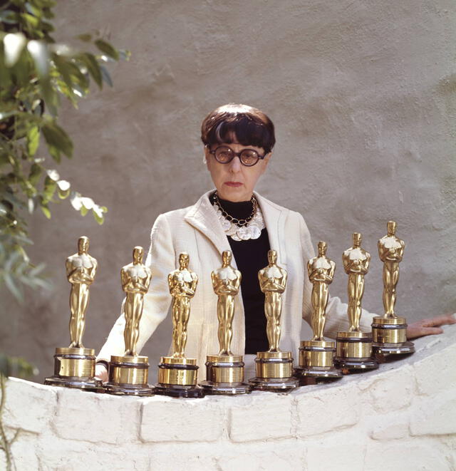  Edith Head posa junto a sus premios de los Oscar. Foto: Oscar   