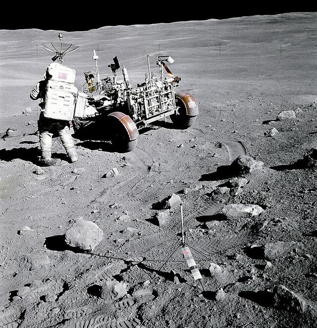 Algunos regolitos lunares en la misión Apolo 16. Foto: NASA