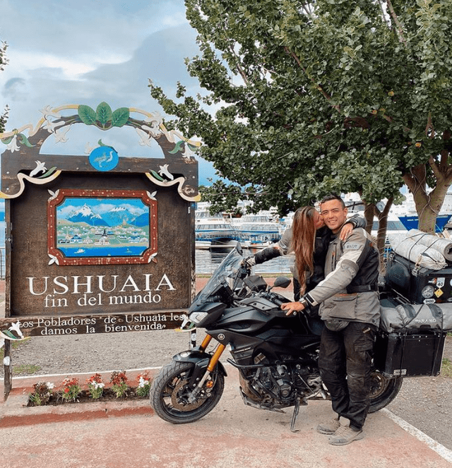 Andrea, su novia, es una aventurera como Santiago. Los dos iniciaron el viaje hacia Alaska. Foto: Camino sobre Euedas/Instagram.    