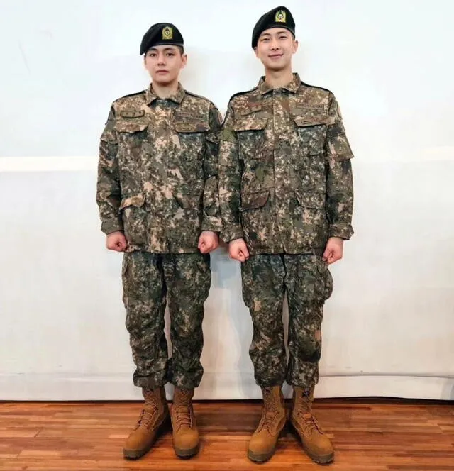 Taehyung y Namjoon, de BTS, en el servicio militar. Foto: Naver   