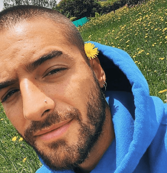 Maluma imita a Michael Jackson con sensuales pasos de baile.