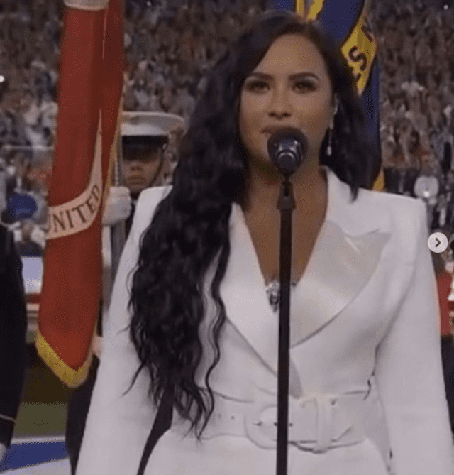 Demi Lovato entonando el himno nacional de los Estados Unidos en el Super Bowl 2020.