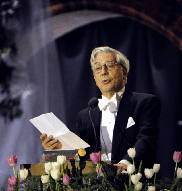 Mario Vargas Llosa dando su discurso en Estocolmo.