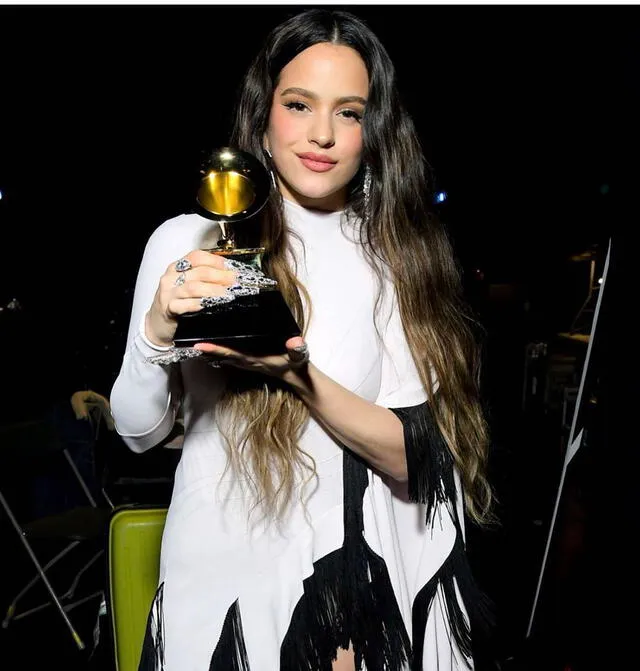 Rosalía con el grammy ganado por "Mejor disco latino de rock, urbano o alternativo"