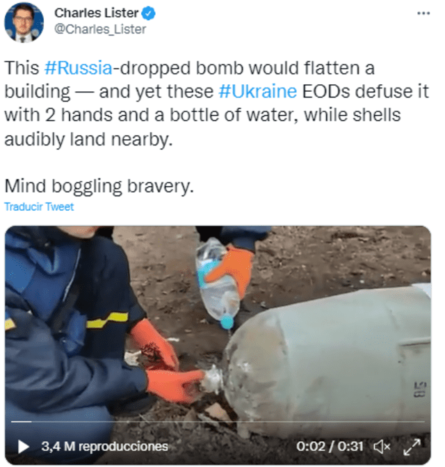 El terrorífico momento en que dos ucranianos desactivan una bomba rusa con sus manos
