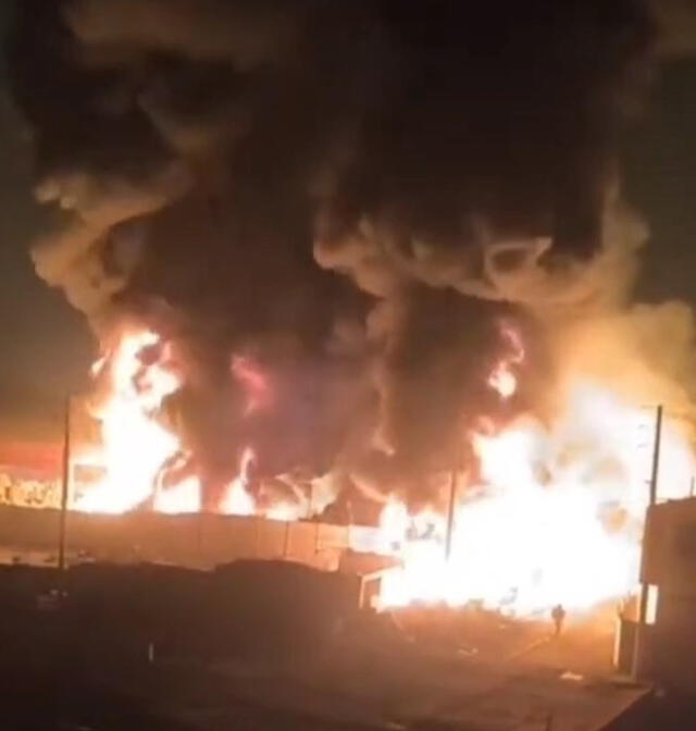 Voraz incendio consume fábrica de plásticos en Carabayllo: Foto: Difusión Voraz incendio consume fábrica de plásticos en Carabayllo: Foto: Difusión