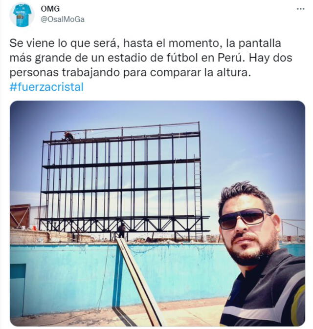 Óscar Moral mostró un adelanto de los trabajos de instalación de la pantalla gigante en el estadio Alberto Gallardo. Foto: captura de @OsalMoGa/Twitter