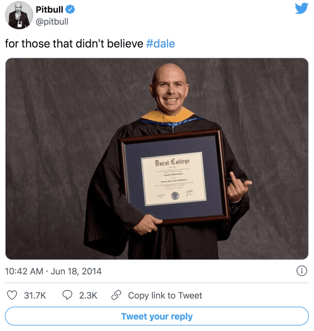 Pitbull sonríe emocionado junto con su Doctorado