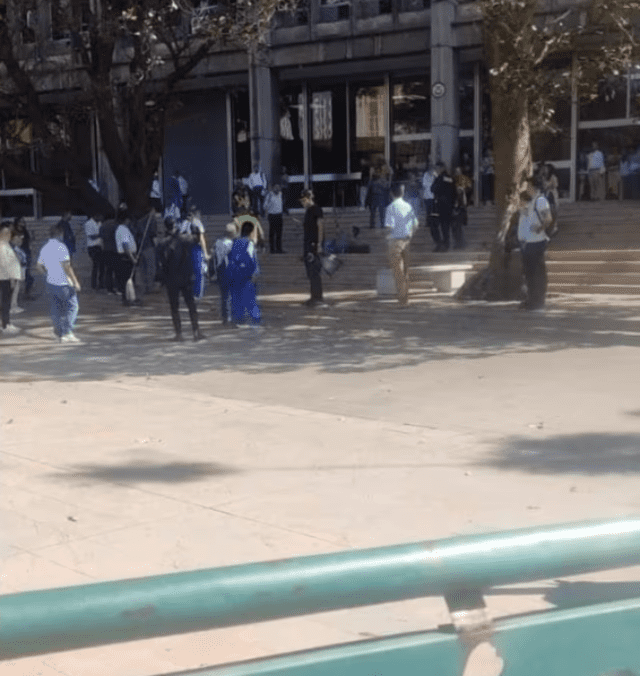 El hombre logró herir a uno de los oficiales en el rostro. Foto: Semana   