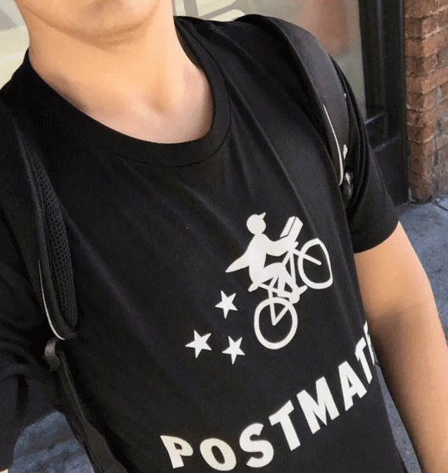 El joven repartió las cajas de donas con un polo de Postmates, una empresa de delivery. Foto: Lukas Yla. El joven repartió las cajas de donas con un polo de Postmates, una empresa de delivery. Foto: Lukas Yla.