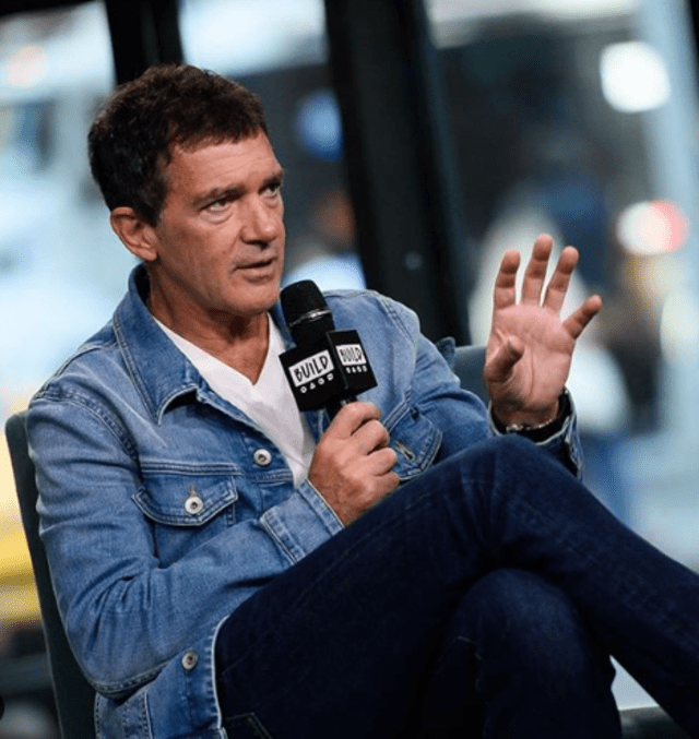 Usuarios en redes criticaron a los medios que llamaron "actor de color" a Antonio Banderas.
