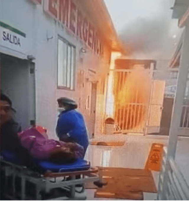 Así fueron retirados paciente del Hospital María Auxiliadora durante incendio en el tópico. Foto: Captura Canal N   