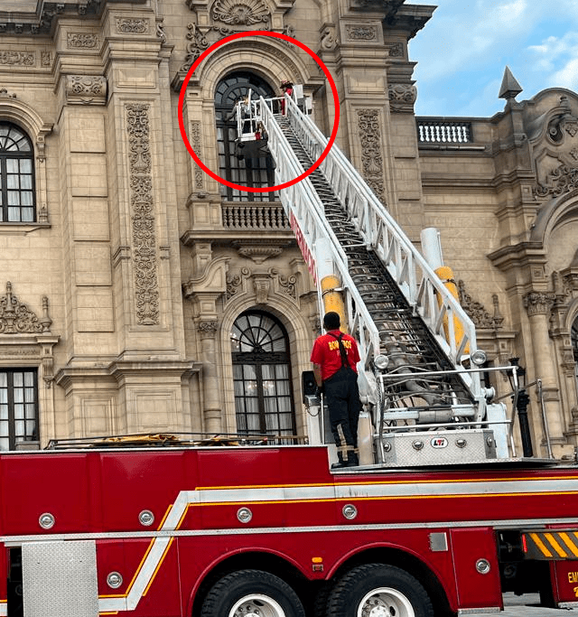 Operadores de mantenimiento de Palacio de Gobierno ayudados por bomberos. Foto: X   