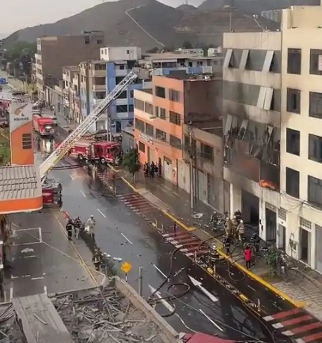 Se han reportado explosiones al interior de la zona afectada. Foto: Difusión   