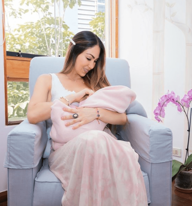 Rebeca Escribens se burla de Melissa Loza tras presentar a su bebé y le dice que es otra cosa ser mamá de vieja. Foto: Instagram.