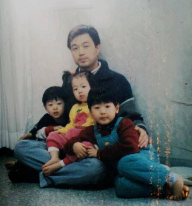 Sulli con su padre y hermanos en una fotografía para el recuerdo.
