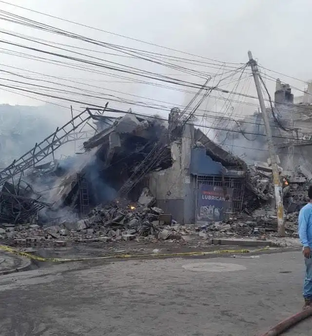 Estructura colapso debido a la magnitud del incendio. Foto: Yolanda Goicochea Estructura colapso debido a la magnitud del incendio. Foto: Yolanda Goicochea