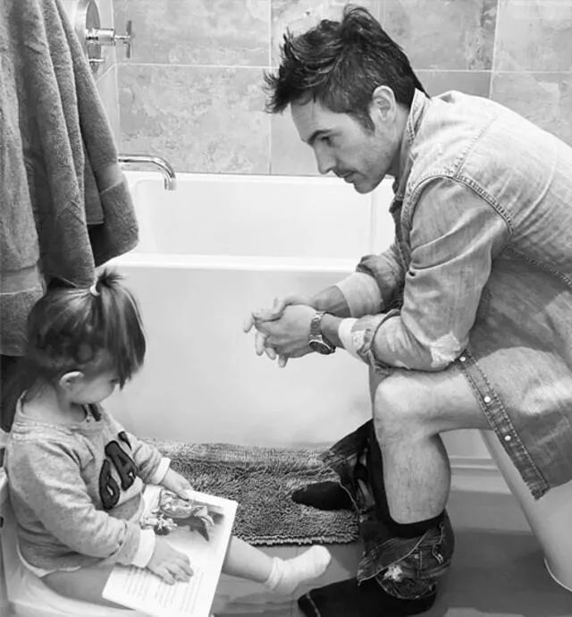 Mauricio Ochmann enseña a su hija a ir al baño. Foto: Instagram