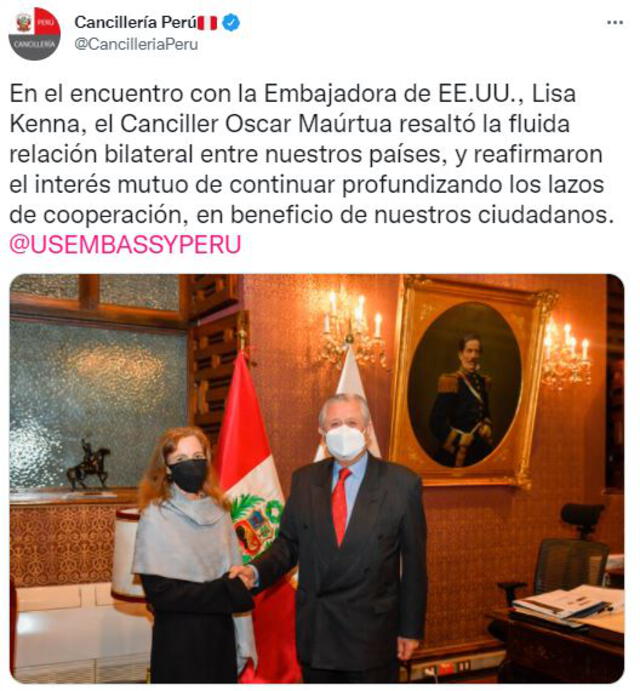 La Cancillería compartió una fotografía tras la reunión entre Oscar Maúrtua y la embajadora Lisa Kenna. Foto: Twitter @CancilleriaPeru