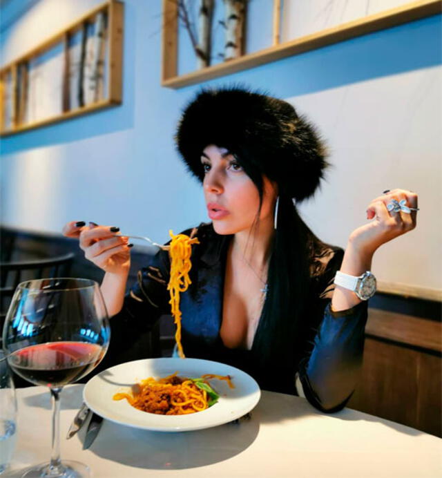 Georgina Rodríguez comiendo espaguetis en un restaurante. Foto: Instagram