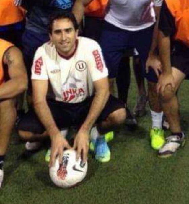 Joel Raffo, nuevo dueño de Sporting Cristal, posó con la camiseta de Universitario de Deportes