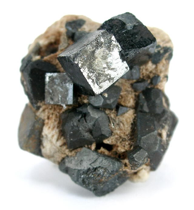 La perovskita, una de las forma del silicato de calcio, se encuentra en el manto inferior de la Tierra en un 5% y 7%. Foto: Rob Lavinsky / iRocks / Wikipedia