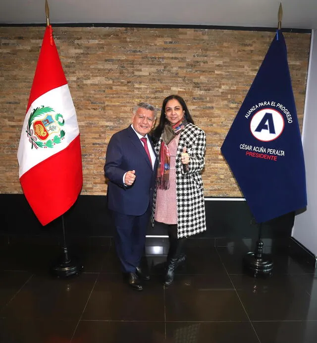 Marisol Espinoza Cruz junto a César Acuña. Foto: Facebook 