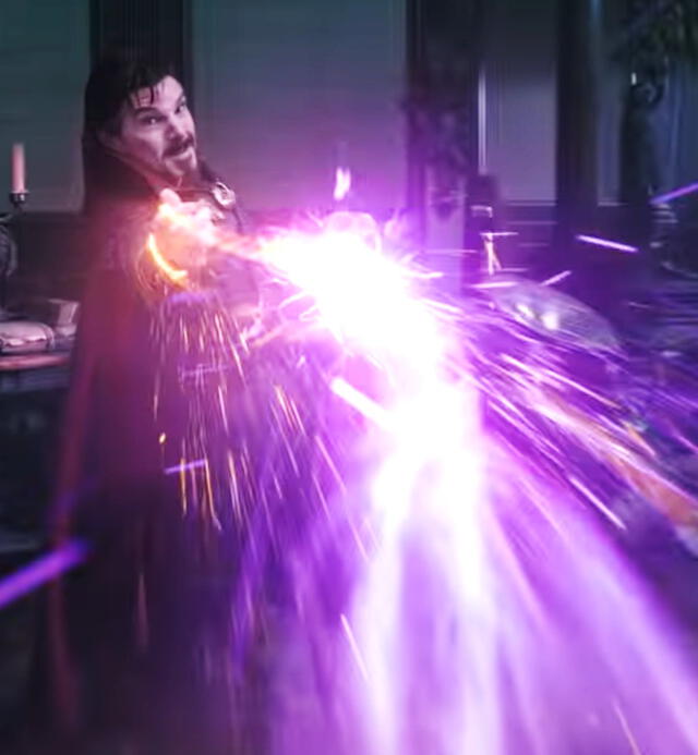 Doctor Strange es atacado por un misterioso rayo morado en el nuevo tráiler de "En el multiverso de la locura". Foto: captura de Marvel Studios